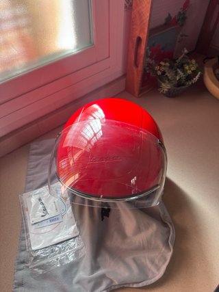 Casco Vespa Rojo con Visera y Bolsa