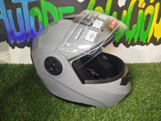 Casco de moto gris con intercomunicador