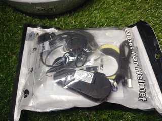 Casco de moto gris con intercomunicador