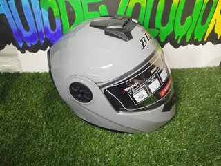 Casco de moto gris con intercomunicador