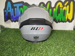 Casco de moto gris con intercomunicador