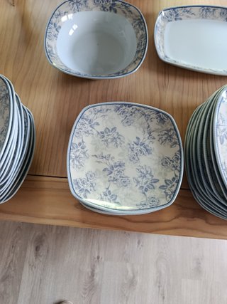 Preciosa vajilla floral azul y blanco