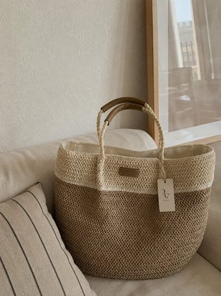 Bolso de playa de rafia y asas de cuero