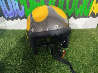 Casco de moto amarillo y gris