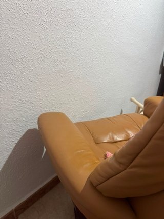 Sofá de piel marrón
