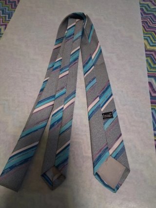 Corbata hombre rayas en gris y azul.