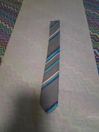 Corbata hombre rayas en gris y azul.