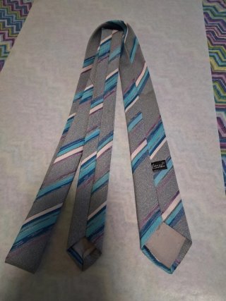 Corbata hombre rayas en gris y azul.