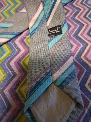 Corbata hombre rayas en gris y azul.