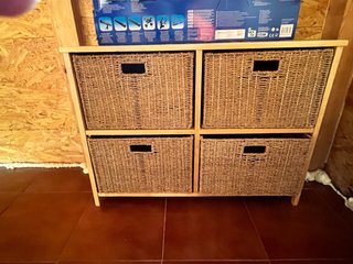 Zapatero de mimbre y madera
