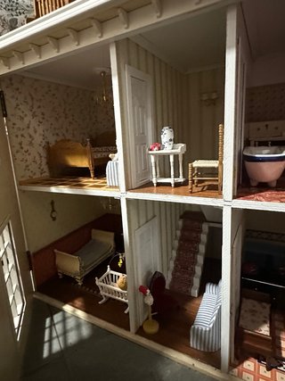 Casita de muñecas de madera