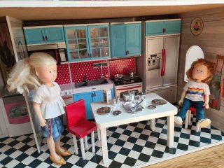 Casa de muñecas con muebles y figuras