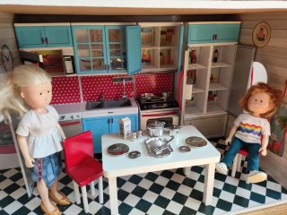 Casa de muñecas con muebles y figuras