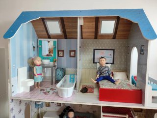 Casa de muñecas con muebles