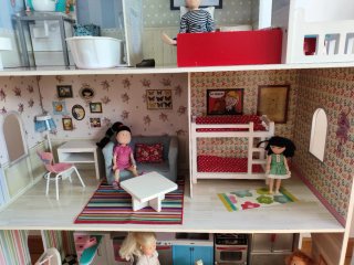 Casa de muñecas con muebles