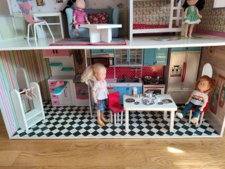 Casa de muñecas con muebles
