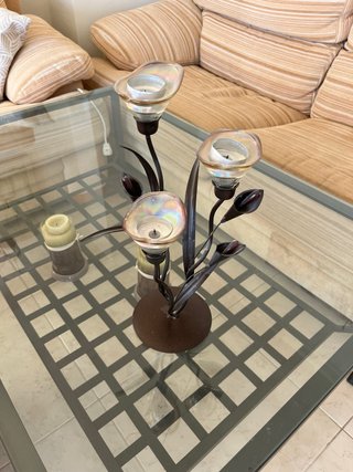 Candelabro de metal y cristal