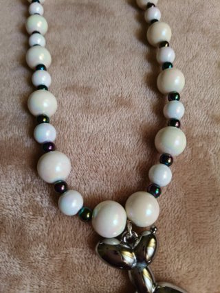 Collar Cuentas Blancas y Colgante Perro