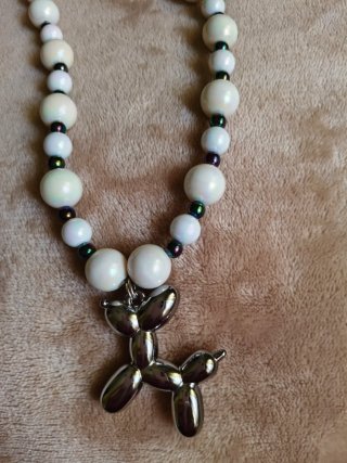 Collar Cuentas Blancas y Colgante Perro