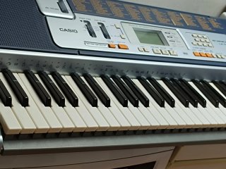 Teclado Casio LK-110 con sistema de luces