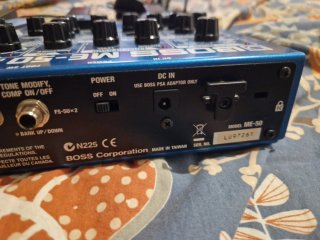 Boss ME-50 Guitarra Multiefectos + Adaptador