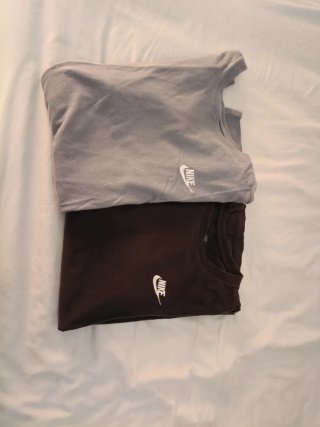2 Camisetas Nike Manga Corta azul clara y negra