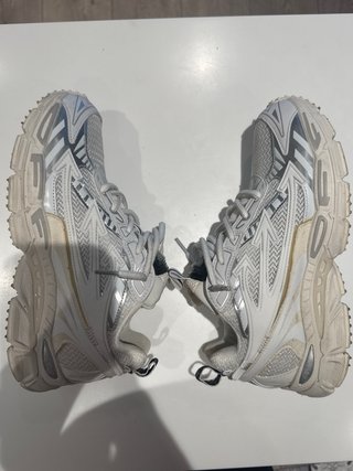 Zapatillas deportivas blancas y plateadas