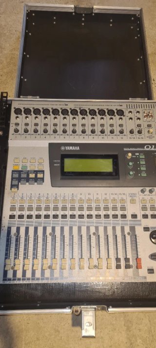 Console audio Yamaha 01V con Hard Case