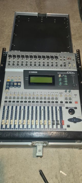 Console audio Yamaha 01V con Hard Case