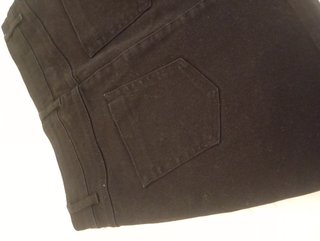 Falda negra con tachuelas de Stradivarius