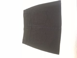Falda negra con tachuelas de Stradivarius