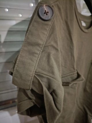 Camiseta mujer bolsillos verde militar
