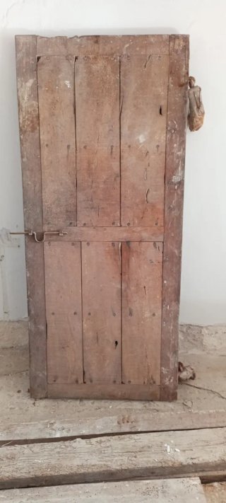 Puerta de casa antigua en buenas condiciones