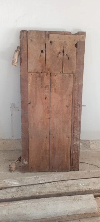 Puerta de casa antigua en buenas condiciones