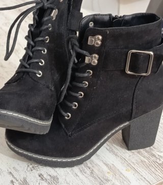 Botines negros con cordones y hebilla