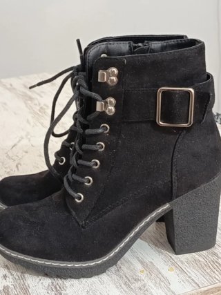 Botines negros con cordones y hebilla