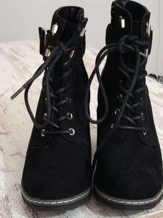 Botines negros con cordones y hebilla