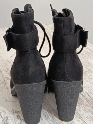 Botines negros con cordones y hebilla