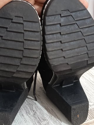 Botines negros con cordones y hebilla