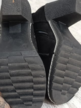 Botines negros con cordones y hebilla