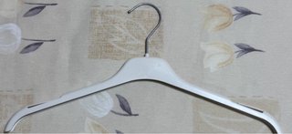 Percha de adulto blanca y plateada.