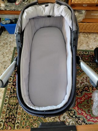 Carrito de bebé con accesorios