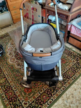 Carrito de bebé con accesorios