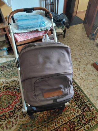Carrito de bebé con accesorios