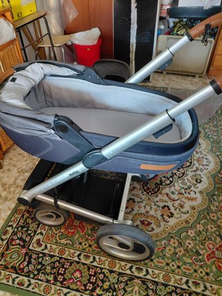 Carrito de bebé con accesorios