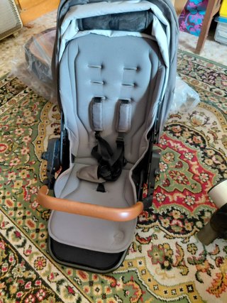 Carrito de bebé con accesorios