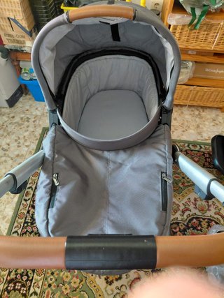 Carrito de bebé con accesorios