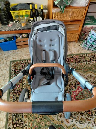 Carrito de bebé con accesorios
