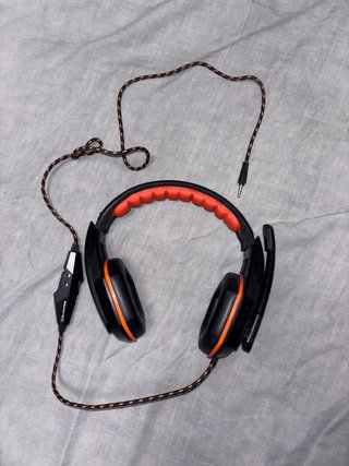 Cascos gaming negros y naranjas