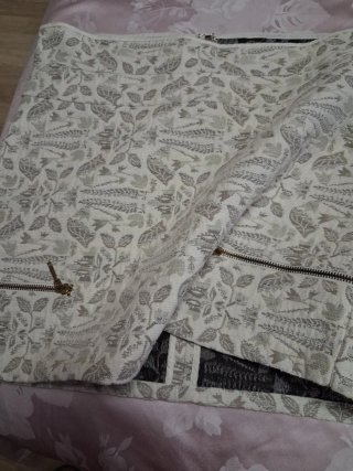 Falda corta estampada beige y gris